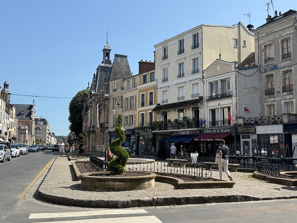 Place devant l'église Saint Louis à Fontainebleau