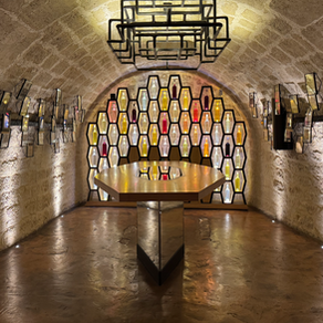 Salle de dégustation aux caves du Louvre avec des alcoves colorées