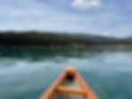 Canoë sur l'eau calme du lac Maligne