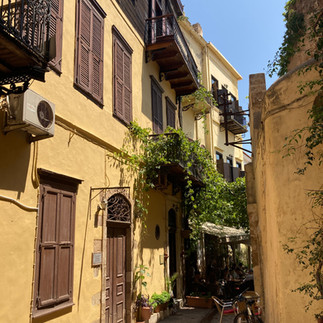 Ruelle aux façades jaunes et étroites
