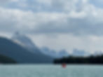 Canoë sur le lac Maligne avec les montagnes en fond