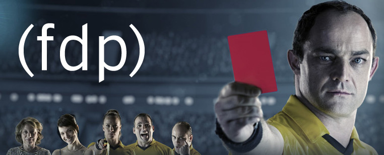 Capa série - Árbitro a frente com cartão vermelho e personagens ao fundo dentro do estádio