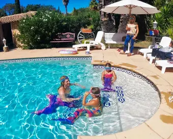 Enfants sirènes dans une piscine, fête d'anniversaire