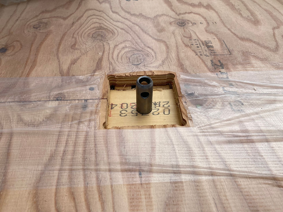 床板の柱脚部:柱を上部から差し込んだ後、ドリフトピンで接合部の強度を高めます。