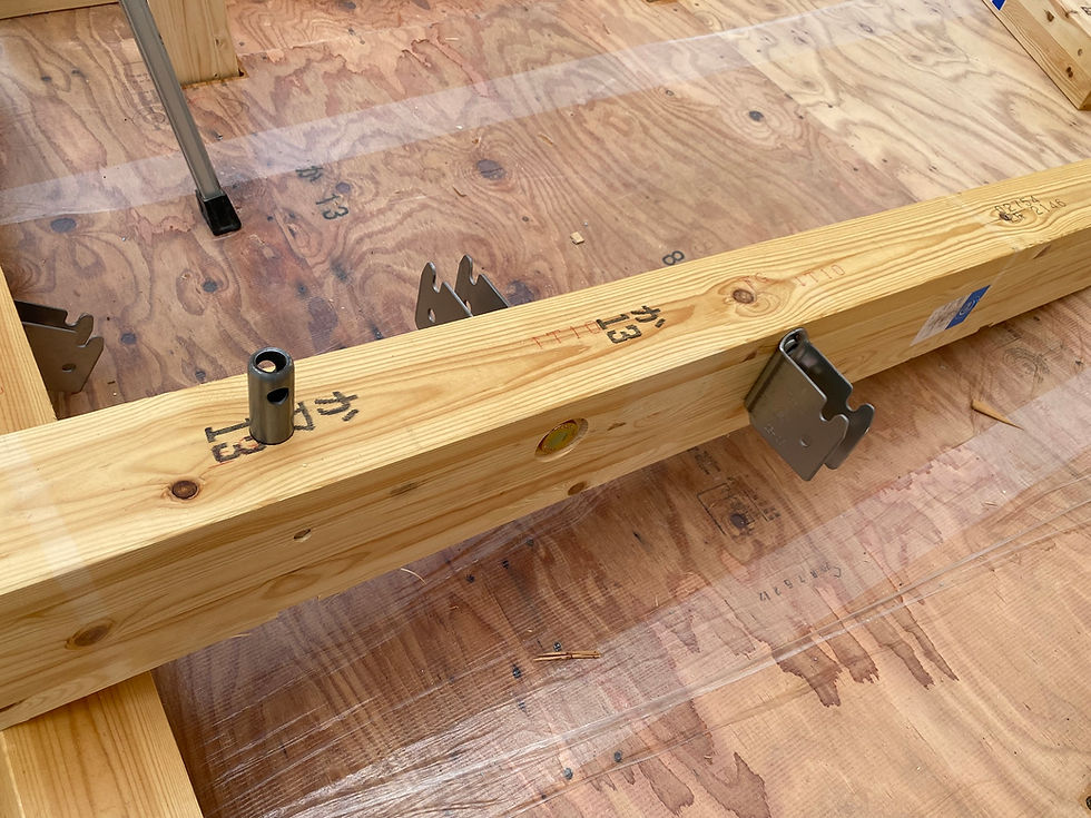 構造材:プレカット工場で金物が埋め込まれてから、現場に搬入されます。