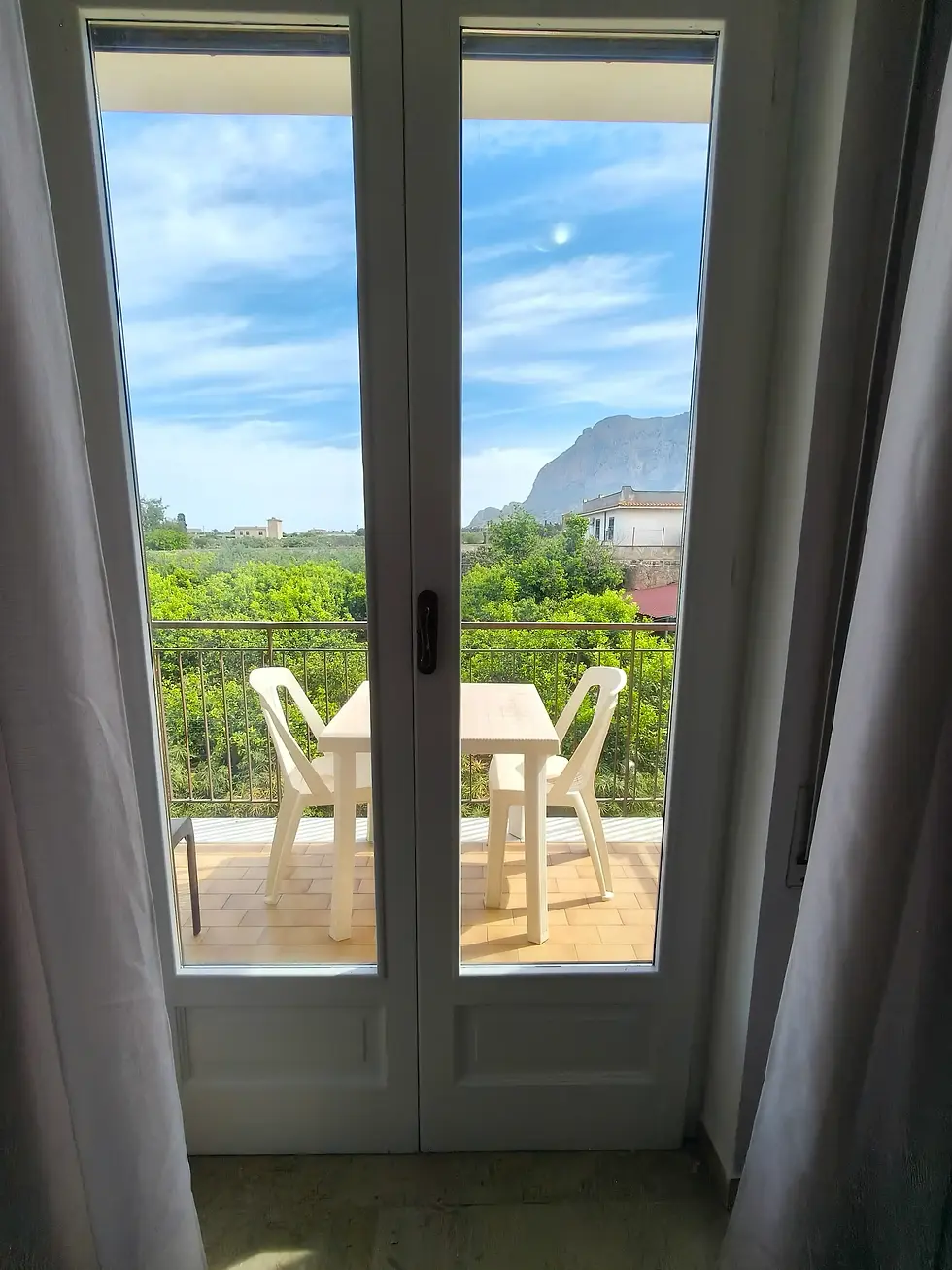 finestra con vista sul panorama naturale e urbano di terrasini