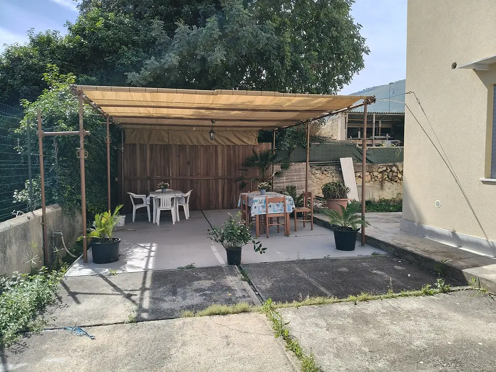 zona all'aperto per il relax più totale, con tavolo e sedie per una pausa caffè degno della vacanza