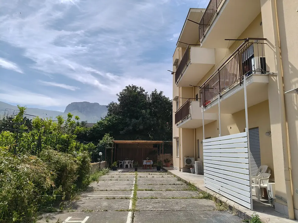 zona all'aperto per il relax più totale, con tavolo e sedie per una pausa caffè degno della vacanza