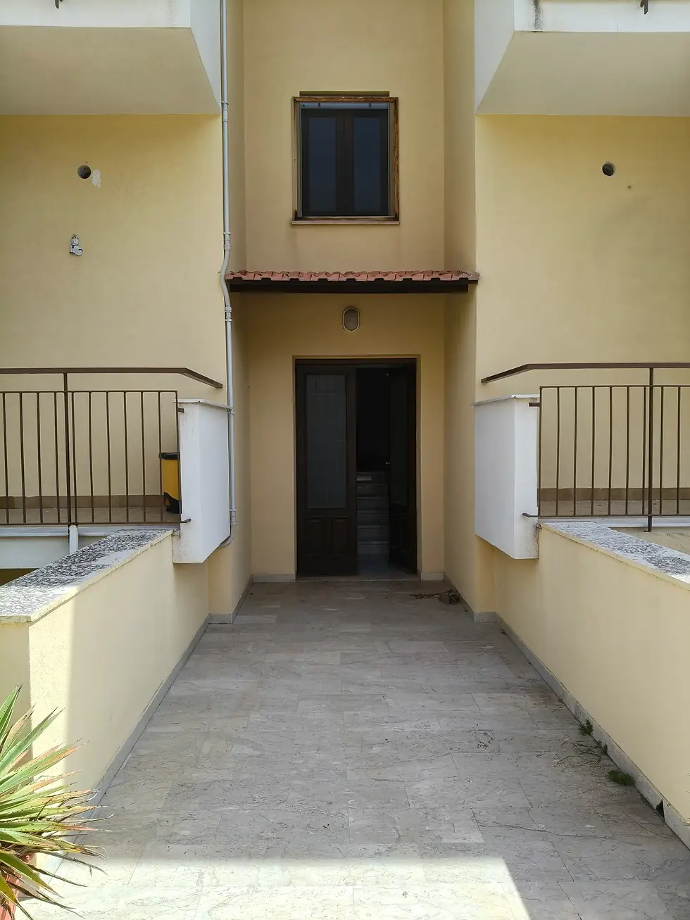 portone di ingresso degli appartamenti oasi