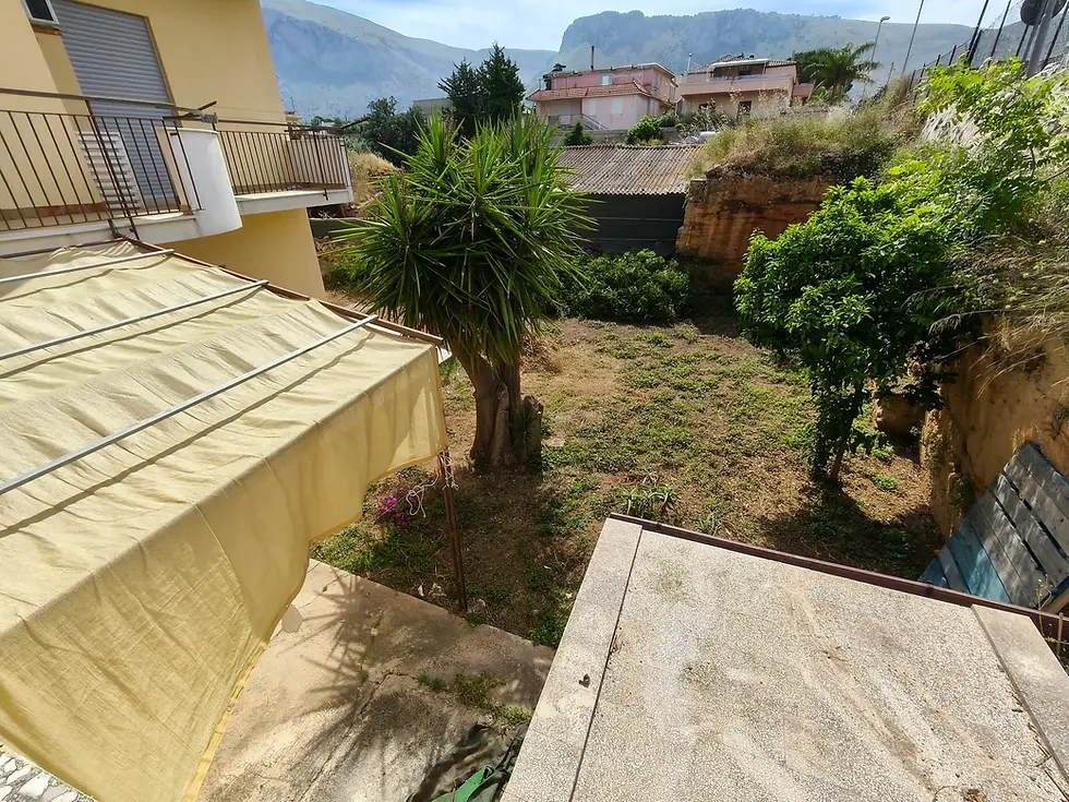 zona all'aperto per il relax più totale, con tavolo e sedie per una pausa caffè degno della vacanza