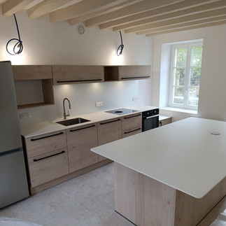 Cuisine lumineuse blanche et bois