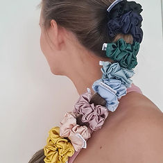 Mini scrunchies i satin, regnbågsfärger