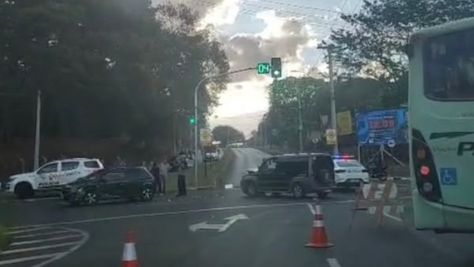 Acidente entre dois veículos é registrado na rotatória da captação de água em Araraquara