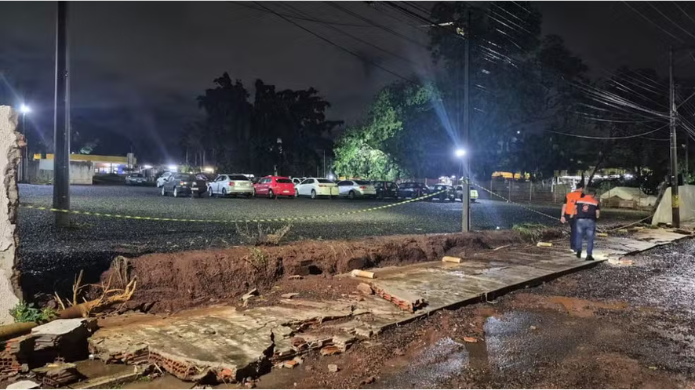 Muro desabou após a chuva na cidade de Araraquara — Foto: Reprodução/ EPTV