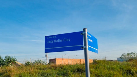 Moradores pedem limpeza de terreno em área movimentada da cidade.