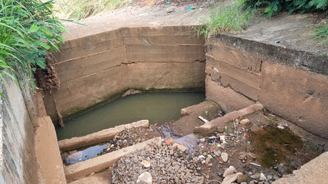 Moradores reclamam da situação em que se encontra as margens da linha férrea no Jd. do Bosque. 