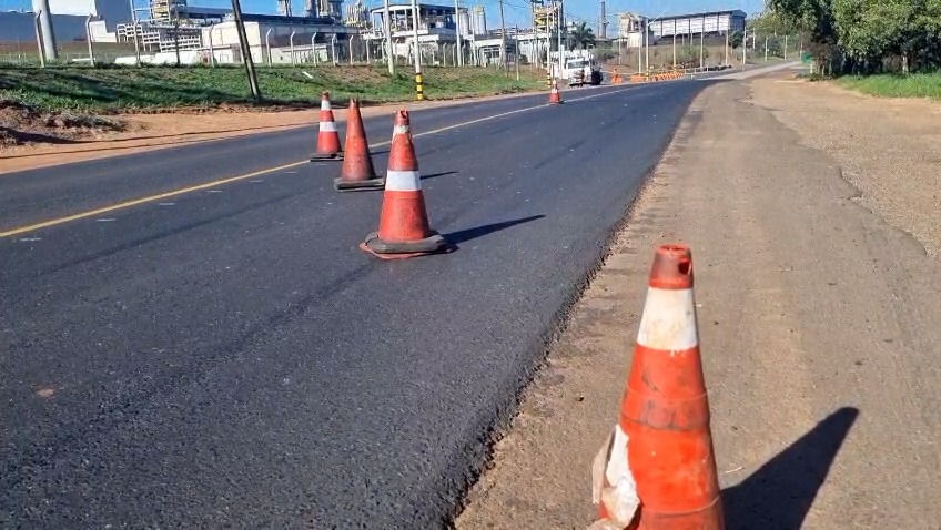 Empresa alerta os motorista para os desníveis da pista que ainda não foram reparados