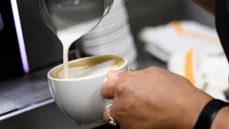 Trump diz a Lula que EUA 'estão sentindo falta' do café brasileiro: o efeito do tarifaço no bolso americano