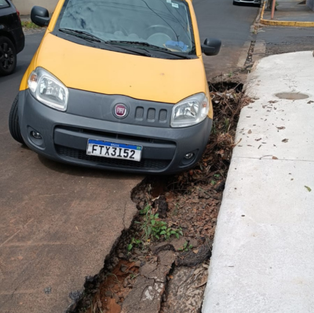 Carro do Correio cai em buraco no centro da cidade. 