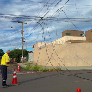 Caminhão arranca fios e deixa moradores no escuro no centro de Matão 