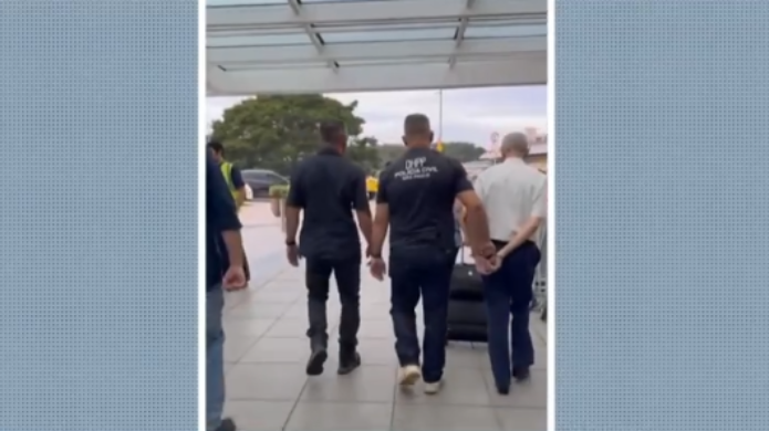 Piloto é preso dentro de avião no aeroporto de Congonhas suspeito de manter rede de abuso sexual infantil — Foto: Reprodução/TV Globo