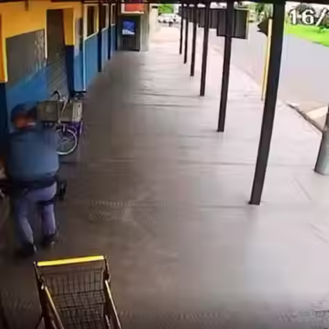 Homem é surpreendido pela PM após roubar funcionários de supermercado em Araraquara