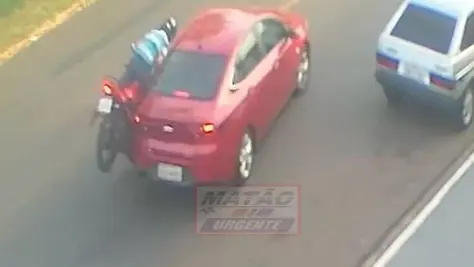 Vídeo: motociclista fica ferido em colisão com carro na Avenida Trolesi.