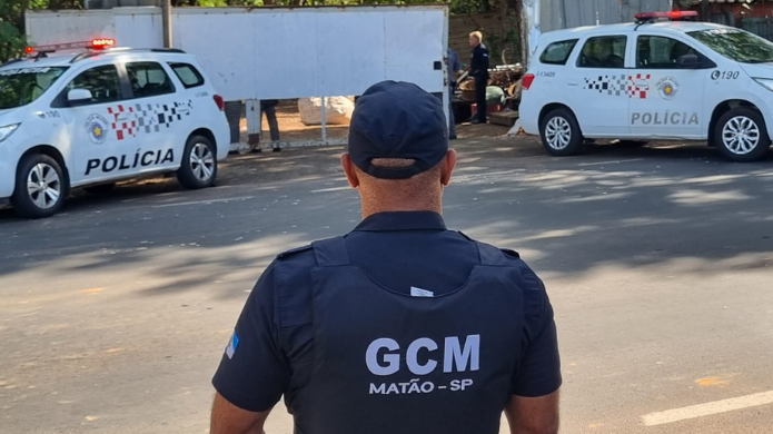 Operação sendo realizada em um ferro-velho no Jd. Primavera