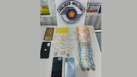 PM flagra suspeitos e apreende drogas em ponto de tráfico em Matão