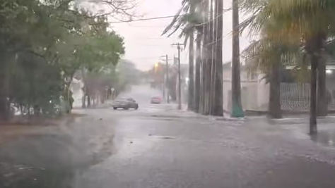 Vídeo: Forte chuva provoca alagamentos em Taquaritinga (SP)