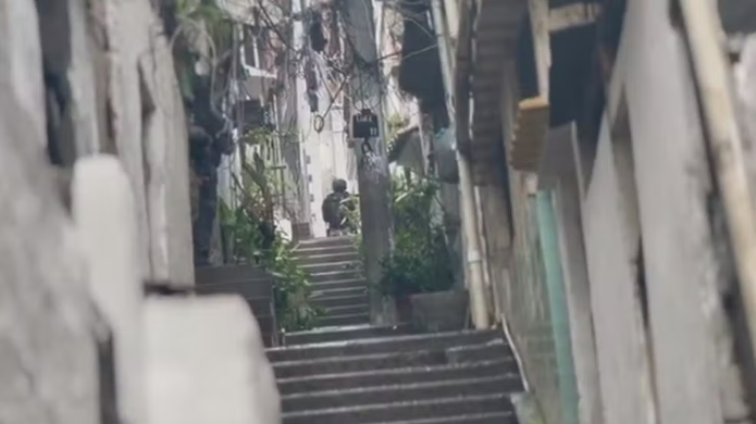Agentes das forças de segurança em escadaria no Complexo do Alemão — Foto: Reprodução