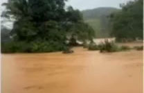 Oito cidades de SC decretam emergência após chuvas deixarem casas debaixo d'água