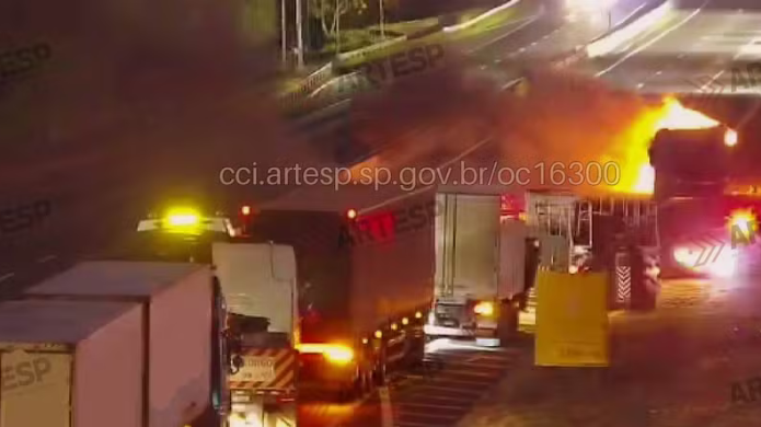 Caminhão pega fogo e interdita pista da Rodovia Washington Luís em Corumbataí — Foto: Artesp/Divulgação
