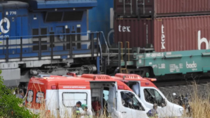Funcionário é atingido por composição de trem e socorrido sem ferimentos graves (Foto: Milton Filho/acidadeon)