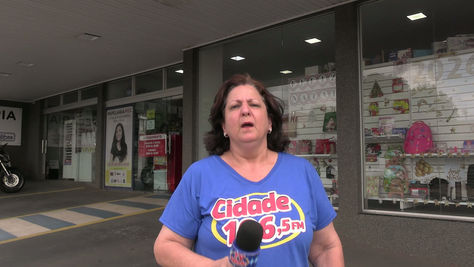 Prejuízo e revolta: papelaria do centro é arrombada e tem diversos itens levados; ladrão foge a pé.