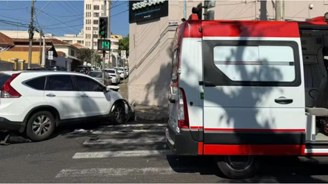 Ambulância que socorria paciente em estado grave bate a caminho de hospital no interior de SP