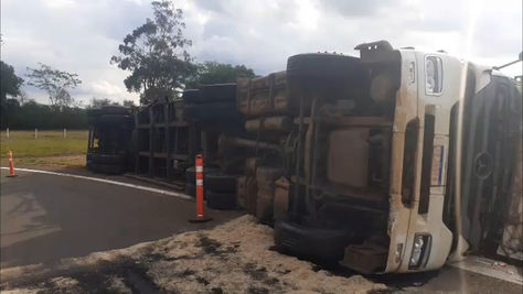 Caminhão carregado com bagaço tomba na Washington Luiz em Matão.