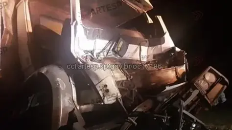 Batida entre dois caminhões deixa vítima presa nas ferragens na rodovia Anhanguera