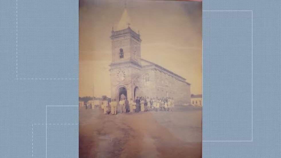 Foto antiga da igreja matriz de distrito de Santa Rita do Passa Quatro (SP) — Foto: Reprodução/EPTV