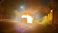 Carro pega fogo ao lado do Cemitério de Matão; é o terceiro caso registrado na região em 2025