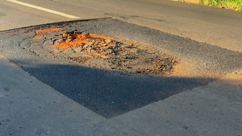 Asfalto afunda após manutenção na Av. Francisco Mastropietro