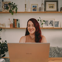 Ines von Shine & Sell am Laptop