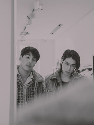 Portraitfoto der thailändischen Schauspieler Bible Wichapas Sumettikul und Jes Jespipat Tilapornputt auf der Paris Fashion Week 2025 für Amiri