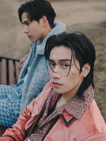 Portraitfoto der thailändischen Schauspieler Bible Wichapas Sumettikul und Jes Jespipat Tilapornputt auf der Paris Fashion Week 2025 für Amiri