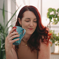 Ines von Shine & Sell mit Tasse