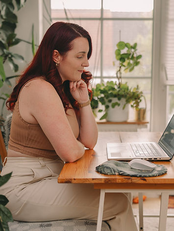 Ines von Shine & Sell am Laptop