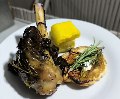 Service a l'assiette souris d'agneau polenta et gratin de légumes frais découvrez notre formule a 35e par personne