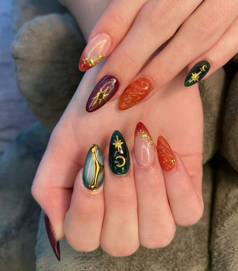 Augenhöhe von klassischen French Nails mit sommerlichen Pastellakzenten