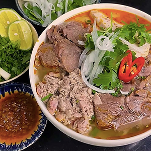 BUN BO HUE: Chicken/Beef/Prawn (🌶️🌶️)