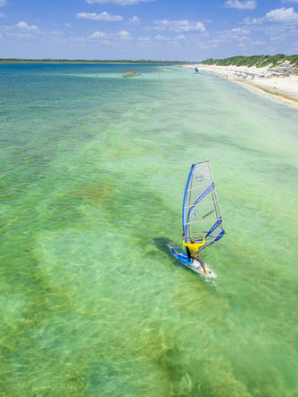 Um homem à vela do mar verde.